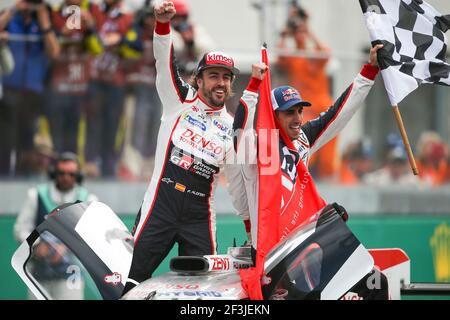 08 ALONSO Fernando (spa), BUEMI Sebastien (che), Toyota TS050 ibrida LMP1 del team Toyota Gazoo Racing, ritratto, festeggia durante la 24 le Mans 2018 ore di gara, dal 16 al 17 giugno sul circuito di le Mans, Francia - Foto: Antonin Vincent / DPPI Foto Stock