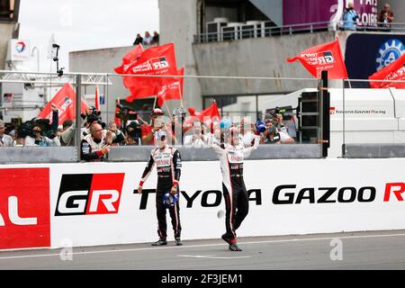 08 ALONSO Fernando (spa), BUEMI Sebastien (che), Toyota TS050 ibrida LMP1 del team Toyota Gazoo Racing, ritratto, festeggia durante la 24 le Mans 2018 ore di gara, dal 16 al 17 giugno sul circuito di le Mans, Francia - Foto: Antonin Vincent / DPPI Foto Stock