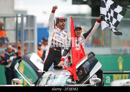 08 ALONSO Fernando (spa), BUEMI Sebastien (che), Toyota TS050 ibrida LMP1 del team Toyota Gazoo Racing, ritratto, festeggia durante la 24 le Mans 2018 ore di gara, dal 16 al 17 giugno sul circuito di le Mans, Francia - Foto: Antonin Vincent / DPPI Foto Stock