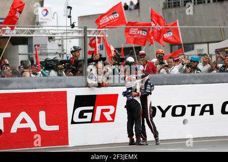 08 ALONSO Fernando (spa), BUEMI Sebastien (che), Toyota TS050 ibrida LMP1 del team Toyota Gazoo Racing, ritratto, festeggia durante la 24 le Mans 2018 ore di gara, dal 16 al 17 giugno sul circuito di le Mans, Francia - Foto: Antonin Vincent / DPPI Foto Stock