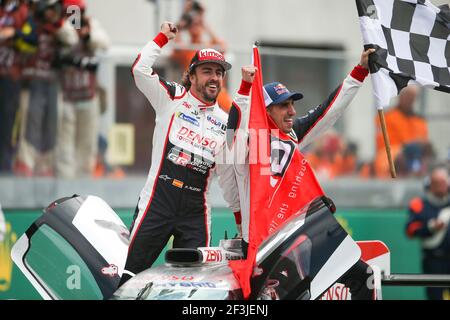 08 ALONSO Fernando (spa), BUEMI Sebastien (che), Toyota TS050 ibrida LMP1 del team Toyota Gazoo Racing, ritratto, festeggia durante la 24 le Mans 2018 ore di gara, dal 16 al 17 giugno sul circuito di le Mans, Francia - Foto: Antonin Vincent / DPPI Foto Stock