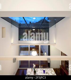 Foto dal mezzanino con vista su due navces altezza sopra sala da pranzo | architetto: Paul Archer Design | Foto Stock