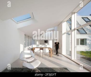Vista interna di Licht Activ Haus, soggiorno e sala da pranzo, Amburgo Foto Stock