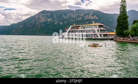 Kunming Cina , 3 ottobre 2020 : crociera sul lago Dianchi e Xishan collina ovest in background Foto Stock