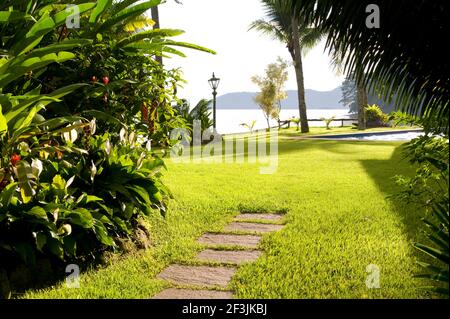 Casa privata a Parati Brasile. Percorso giardino che conduce alla piscina. Foto Stock