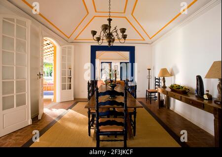 Casa privata a Parati Brasile. Vista sulla sala da pranzo con sedie e tavolo coloniali. Foto Stock