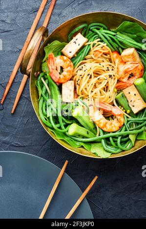 Deliziosa pasta con gamberi e cowpea.Thai Cuisine.Asian insalata Foto Stock