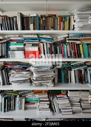 Pile di libri sugli scaffali, Charles Carter Edificio, Lancaster, Lancashire. Foto Stock