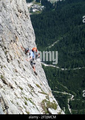 ARABBA, ITALIA - 14 lug 2016: Arrampicata sul Pisciadu via Ferrata del Gruppo Sella nelle Dolomiti, Alto Adige, italia Foto Stock