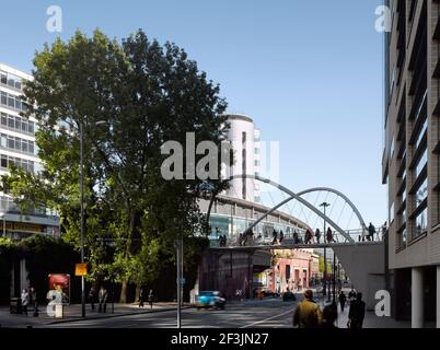 Piccadilly posto con Wilkinson Eyre ponte in primo piano, Manchester, Greater Manchester. Foto Stock