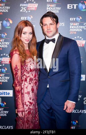 Una e ben Foden arrivano al BT Sport Industry Premi 2014 a Battersea Evolution - Londra Foto Stock