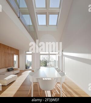 White tavolo e sedie in modern open plan room, Maison Air et Lumiere, Verrieres-le-Buisson, Francia Foto Stock