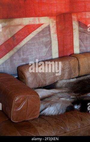 Indossato divani in pelle marrone nella parte anteriore di unione Jack Flag, Londra Foto Stock