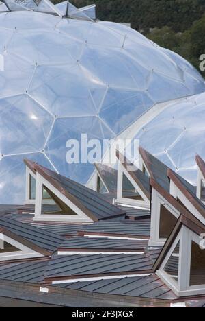 Dettaglio del tetto con biodomes dietro al progetto Eden, Bodelva, St Austell, Cornwall, Regno Unito Foto Stock