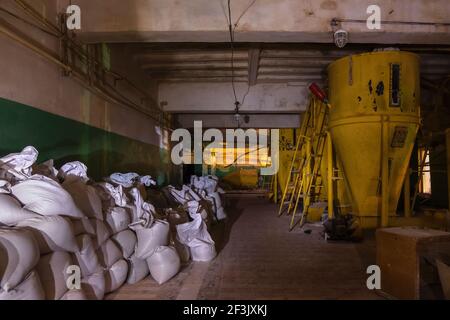 Panetteria abbandonata. Vecchia attrezzatura arrugginita in fabbrica abbandonata. Foto Stock