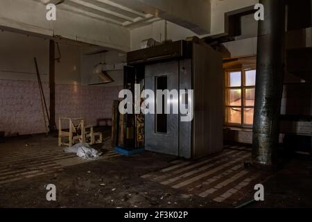 Vecchio vuoto rotto abbandonato edificio industriale interni. Foto Stock