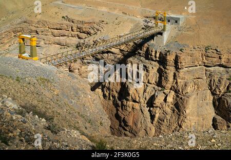 Ponte sospeso su gola profonda in una bella mattina in estate vicino a Chicham, Himachal Pradesh, India. Foto Stock