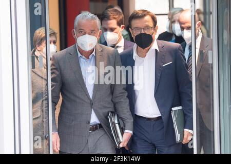 17 marzo 2021, Baden-Wuerttemberg, Stoccarda: Thomas Strobl (l), ministro degli interni del Baden-Württemberg e presidente della CDU Baden-Württemberg, e Wolfgang Reinhart, presidente del gruppo parlamentare della CDU nel Parlamento di Stato del Baden-Württemberg, lasciano i colloqui esplorativi dopo le elezioni dello Stato del Baden-Württemberg. Manuel Hagel (centro posteriore), segretario generale della CDU Baden-Württemberg, e Nicole Razavi (parte posteriore sinistra), membro del parlamento del baden-Württemberg, camminano accanto a loro. I Verdi stanno intrattenendo colloqui con la CDU, con il DOCUP e con il FDP. PH Foto Stock