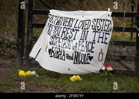 Fryent Park, Wembley Park, Regno Unito. 17 marzo 2021. Mentre ci concentriamo sull'assassinio di Sarah Everard, Alina Wahab e Fawwaz Noibi hanno creato un memoriale a due suore assassinate lo scorso giugno. I corpi di Nicole Smallman, 27 anni, e Bibaa Henry, 46 anni, sono stati trovati a Fryent Park a Wembley il 7 giugno, due giorni dopo la loro scomparsa a seguito di una festa di compleanno nel parco. 13 poliziotti metropolitani sono stati sospesi per la condivisione di immagini inappropriate, tra cui selfie di se stessi con i corpi delle suore, via WhatsApp, ma non sono ancora stati accusati. Amanda Rose/Alamy Live News Foto Stock