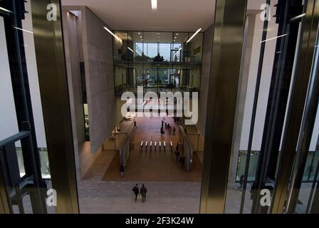 Vista del foyer d'ingresso dalla biblioteca del Central Martin's College of Art, UAL, King's Cross, Londra, N1, Inghilterra | architetto: Stanton Williams | Foto Stock