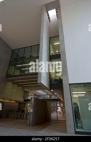 Il foyer d'ingresso del Central Martin's College of Art, University of the Arts, King's Cross, Londra, N1, Inghilterra | architetto: Stanton Williams | Foto Stock