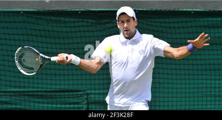 WIMBLEDON 2011. 4° giorno. NOVAK DJOKOVIC DURANTE IL SUO INCONTRO CON KEVIN ANDERSON. 23/6/2011. IMMAGINE DAVID ASHDOWN Foto Stock