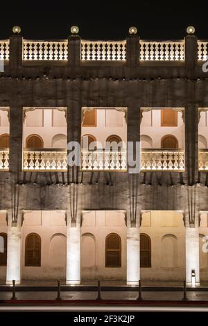 Doha,Qatar- Marzo 04,2022 : viste notturne della tradizionale architettura araba del mercato Souk Waqif. Foto Stock