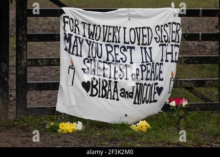 Fryent Park, Wembley Park, Regno Unito. 17 marzo 2021. Mentre ci concentriamo sull'assassinio di Sarah Everard, Alina Wahab e Fawwaz Noibi hanno creato un memoriale a due suore assassinate lo scorso giugno. I corpi di Nicole Smallman, 27 anni, e Bibaa Henry, 46 anni, sono stati trovati a Fryent Park a Wembley il 7 giugno, due giorni dopo la loro scomparsa a seguito di una festa di compleanno nel parco. 13 poliziotti metropolitani sono stati sospesi per la condivisione di immagini inappropriate, tra cui selfie di se stessi con i corpi delle suore, via WhatsApp, ma non sono ancora stati accusati. Amanda Rose/Alamy Live News Foto Stock