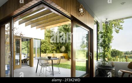 Terrazza con vista sul giardino e sul paesaggio oltre, High Barnett House. | architetto: Paul Archer Design | Foto Stock