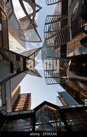 Vista che guarda attraverso le sculture di alberi d'acciaio fino ai blocchi di uffici della storia mutilata circostanti su Stephen Avenue, nel centro di Calgary. Foto Stock