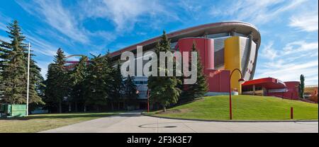 Scotiabank Saddledome, sede della squadra di hockey su ghiaccio di Calgary Flames NHL. Lo stadio è stato costruito per ospitare il pattinaggio su ghiaccio e l'hockey su ghiaccio per il 1988 winte Foto Stock