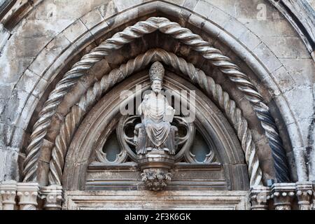 Statua di San Marco sopra l'ingresso principale al XV secolo cattedrale di San Marco della vecchia citta Korcula Dalmazia Croazia Foto Stock