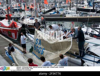 SAILING - OFFSHORE RACE - ROLEX FASTNET RACE 2009 - COWES (GBR) - 09/08/09PHOTO : GARY BLAKE / DPPI AMBIANCE ON DOCKSIDE Foto Stock