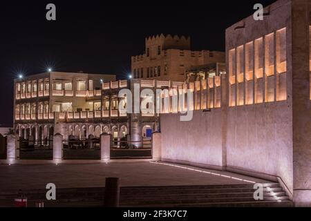 Doha,Qatar- Marzo 04,2022 : viste notturne della tradizionale architettura araba del mercato Souk Waqif. Foto Stock