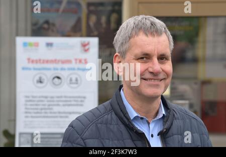 Kleinmachnow, Germania. 17 Marzo 2021. Michael Grubert (SPD), sindaco di Kleinmachnow, si trova di fronte all'ingresso del cinema 'Neue Kammerspiele', dove è stato allestito un centro di test per Corona Rapid tests. Sotto il motto "Simply Do IT! Regione TKS tests!', i comuni di Teltow, Kleinmachnow e Stahnsdorf (distretto di Potsdam-Mittelmark) hanno costituito sette centri di test. I residenti possono prenotare un appuntamento per un test Corona gratuito tramite un portale Internet e ricevere il risultato via e-mail. Credit: Soeren Stache/dpa-Zentralbild/ZB/dpa/Alamy Live News Foto Stock