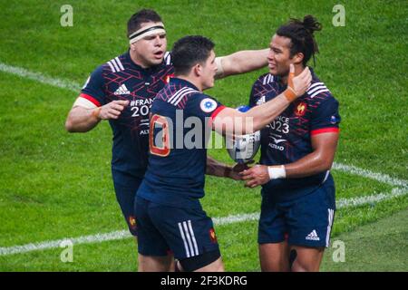 L'ala francese Teddy Thomas (R) si congratula con i compagni di squadra durante il test match autunnale 2017 tra Francia e Nuova Zelanda il 11 novembre 2017 allo Stade de France a Saint-Denis, Francia - Photo Geoffroy Van Der Hasselt / DPPI Foto Stock