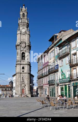 La Torre dos Clerigos nel centro storico di Oporto (Oporto), Portogallo (costruito 1754-1763) Foto Stock