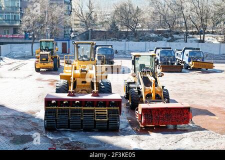 attrezzatura per la rimozione della neve strade spazzolare spazzaneve soffiante comunale grande Foto Stock