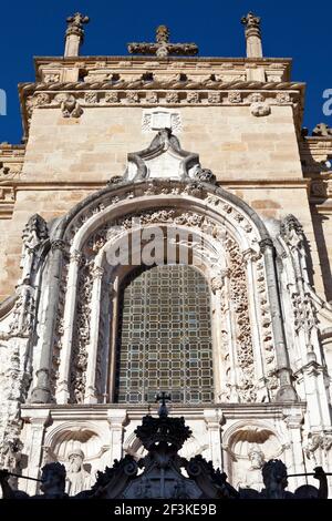 La facciata anteriore fiammeggiante del monastero di Santa Cruz, Coimbra, Beira Litoral, Portogallo, risale al 18 ° secolo (chiesa originariamente fondata nel 1 Foto Stock