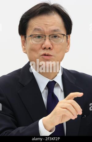 Tokyo, Giappone. 17 Marzo 2021. La megabanca giapponese Mizuho, presidente del gruppo finanziario Tatsufumi Sakai, parla alla stampa presso la sede del gruppo bancario a Tokyo mercoledì 17 marzo 2021. Sakai si è scusato perché Mizuho Bank ha sofferto quattro volte il problema di sistema in due settimane e Mizuho ha istituito un pannello di terze parti per ispezionare i guasti di sistema. Credit: Yoshio Tsunoda/AFLO/Alamy Live News Foto Stock