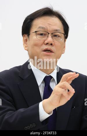 Tokyo, Giappone. 17 Marzo 2021. La megabanca giapponese Mizuho, presidente del gruppo finanziario Tatsufumi Sakai, parla alla stampa presso la sede del gruppo bancario a Tokyo mercoledì 17 marzo 2021. Sakai si è scusato perché Mizuho Bank ha sofferto quattro volte il problema di sistema in due settimane e Mizuho ha istituito un pannello di terze parti per ispezionare i guasti di sistema. Credit: Yoshio Tsunoda/AFLO/Alamy Live News Foto Stock