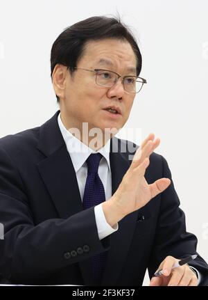 Tokyo, Giappone. 17 Marzo 2021. La megabanca giapponese Mizuho, presidente del gruppo finanziario Tatsufumi Sakai, parla alla stampa presso la sede del gruppo bancario a Tokyo mercoledì 17 marzo 2021. Sakai si è scusato perché Mizuho Bank ha sofferto quattro volte il problema di sistema in due settimane e Mizuho ha istituito un pannello di terze parti per ispezionare i guasti di sistema. Credit: Yoshio Tsunoda/AFLO/Alamy Live News Foto Stock