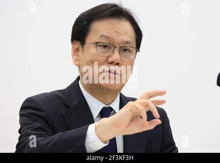 Tokyo, Giappone. 17 Marzo 2021. La megabanca giapponese Mizuho, presidente del gruppo finanziario Tatsufumi Sakai, parla alla stampa presso la sede del gruppo bancario a Tokyo mercoledì 17 marzo 2021. Sakai si è scusato perché Mizuho Bank ha sofferto quattro volte il problema di sistema in due settimane e Mizuho ha istituito un pannello di terze parti per ispezionare i guasti di sistema. Credit: Yoshio Tsunoda/AFLO/Alamy Live News Foto Stock