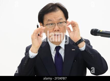 Tokyo, Giappone. 17 Marzo 2021. La megabanca giapponese Mizuho, presidente del gruppo finanziario Tatsufumi Sakai, parla alla stampa presso la sede del gruppo bancario a Tokyo mercoledì 17 marzo 2021. Sakai si è scusato perché Mizuho Bank ha sofferto quattro volte il problema di sistema in due settimane e Mizuho ha istituito un pannello di terze parti per ispezionare i guasti di sistema. Credit: Yoshio Tsunoda/AFLO/Alamy Live News Foto Stock