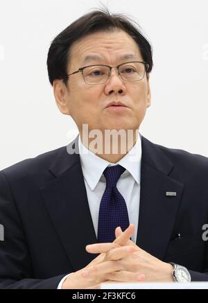 Tokyo, Giappone. 17 Marzo 2021. La megabanca giapponese Mizuho, presidente del gruppo finanziario Tatsufumi Sakai, parla alla stampa presso la sede del gruppo bancario a Tokyo mercoledì 17 marzo 2021. Sakai si è scusato perché Mizuho Bank ha sofferto quattro volte il problema di sistema in due settimane e Mizuho ha istituito un pannello di terze parti per ispezionare i guasti di sistema. Credit: Yoshio Tsunoda/AFLO/Alamy Live News Foto Stock