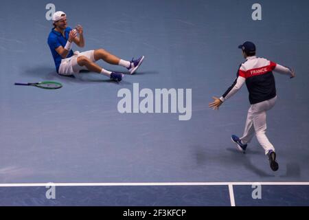 Il francese Lucas Pouille festeggia dopo aver vinto la sua partita di gomma 5 contro il belga Steve Darcis alla finale di tennis della Coppa Davis 2017, Day 3, tra la Francia e il Belgio il 26 novembre 2017 allo stadio Pierre Mauroy di Villeneuve-d'Ascq, vicino Lille, Francia - Foto Geoffroy Van Der Hasselt / DPPI Foto Stock