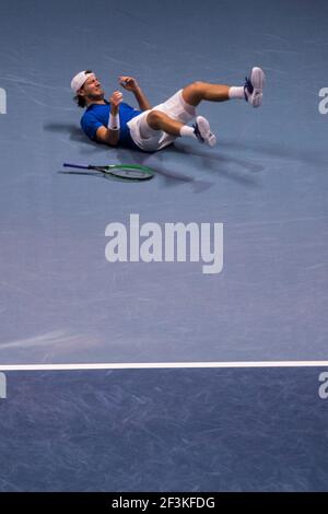 Il francese Lucas Pouille festeggia dopo aver vinto la sua partita di gomma 5 contro il belga Steve Darcis alla finale di tennis della Coppa Davis 2017, Day 3, tra la Francia e il Belgio il 26 novembre 2017 allo stadio Pierre Mauroy di Villeneuve-d'Ascq, vicino Lille, Francia - Foto Geoffroy Van Der Hasselt / DPPI Foto Stock