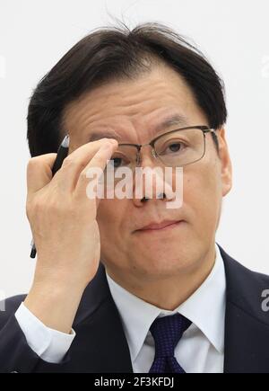 Tokyo, Giappone. 17 Marzo 2021. La megabanca giapponese Mizuho, presidente del gruppo finanziario Tatsufumi Sakai, parla alla stampa presso la sede del gruppo bancario a Tokyo mercoledì 17 marzo 2021. Sakai si è scusato perché Mizuho Bank ha sofferto quattro volte il problema di sistema in due settimane e Mizuho ha istituito un pannello di terze parti per ispezionare i guasti di sistema. Credit: Yoshio Tsunoda/AFLO/Alamy Live News Foto Stock