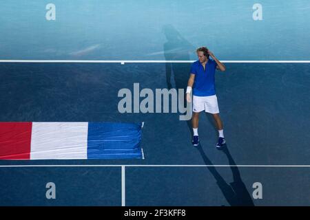 Il francese Lucas Pouille festeggia dopo aver vinto la sua partita di gomma 5 contro il belga Steve Darcis alla finale di tennis della Coppa Davis 2017, Day 3, tra la Francia e il Belgio il 26 novembre 2017 allo stadio Pierre Mauroy di Villeneuve-d'Ascq, vicino Lille, Francia - Foto Geoffroy Van Der Hasselt / DPPI Foto Stock