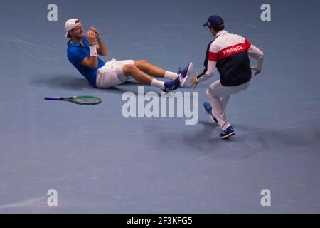 Il francese Lucas Pouille festeggia dopo aver vinto la sua partita di gomma 5 contro il belga Steve Darcis alla finale di tennis della Coppa Davis 2017, Day 3, tra la Francia e il Belgio il 26 novembre 2017 allo stadio Pierre Mauroy di Villeneuve-d'Ascq, vicino Lille, Francia - Foto Geoffroy Van Der Hasselt / DPPI Foto Stock